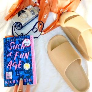 SOOTHEEZ SLIPPERS/SANDALS Size 7.5-8